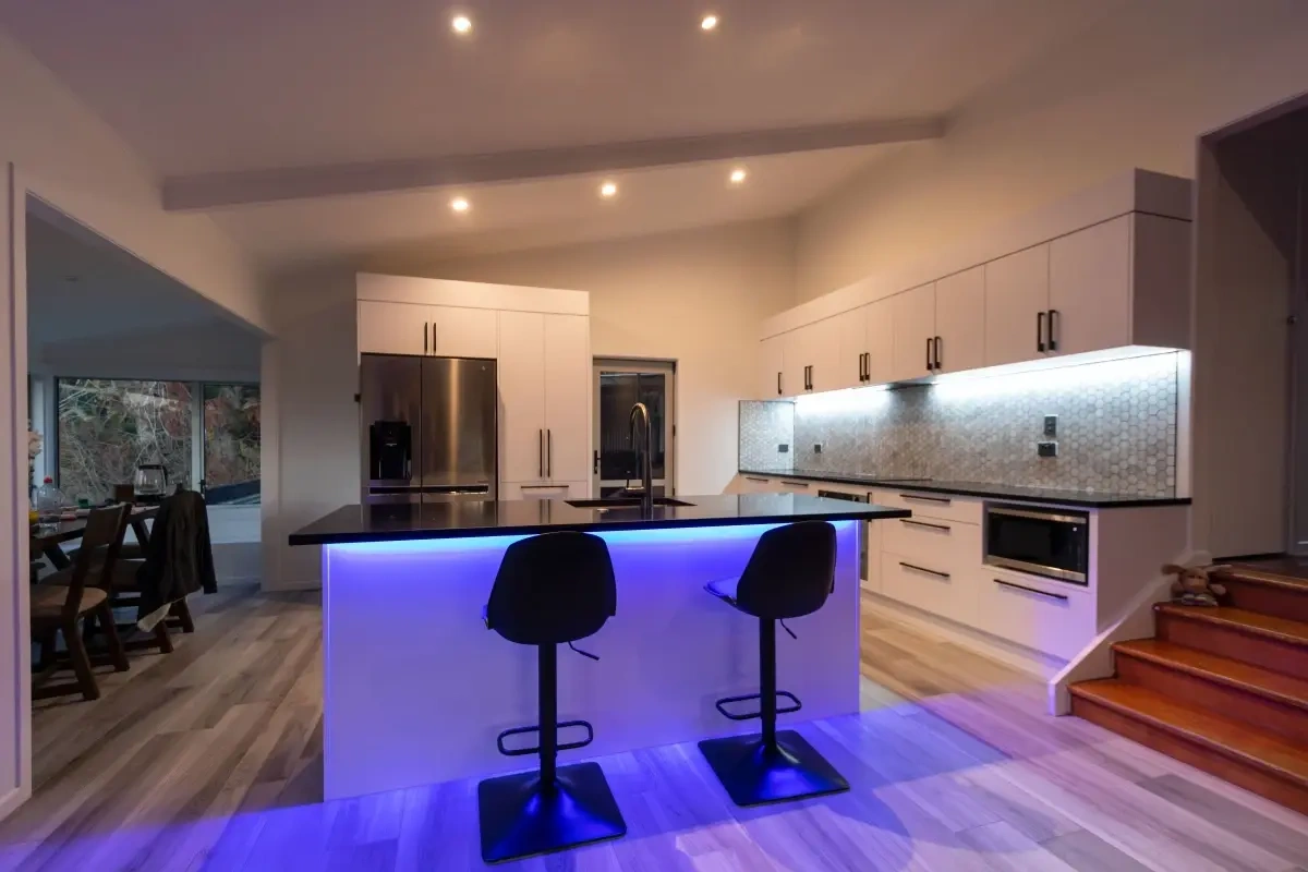 Få lækker belysning i dit køkken med LED strips - sådan gør du